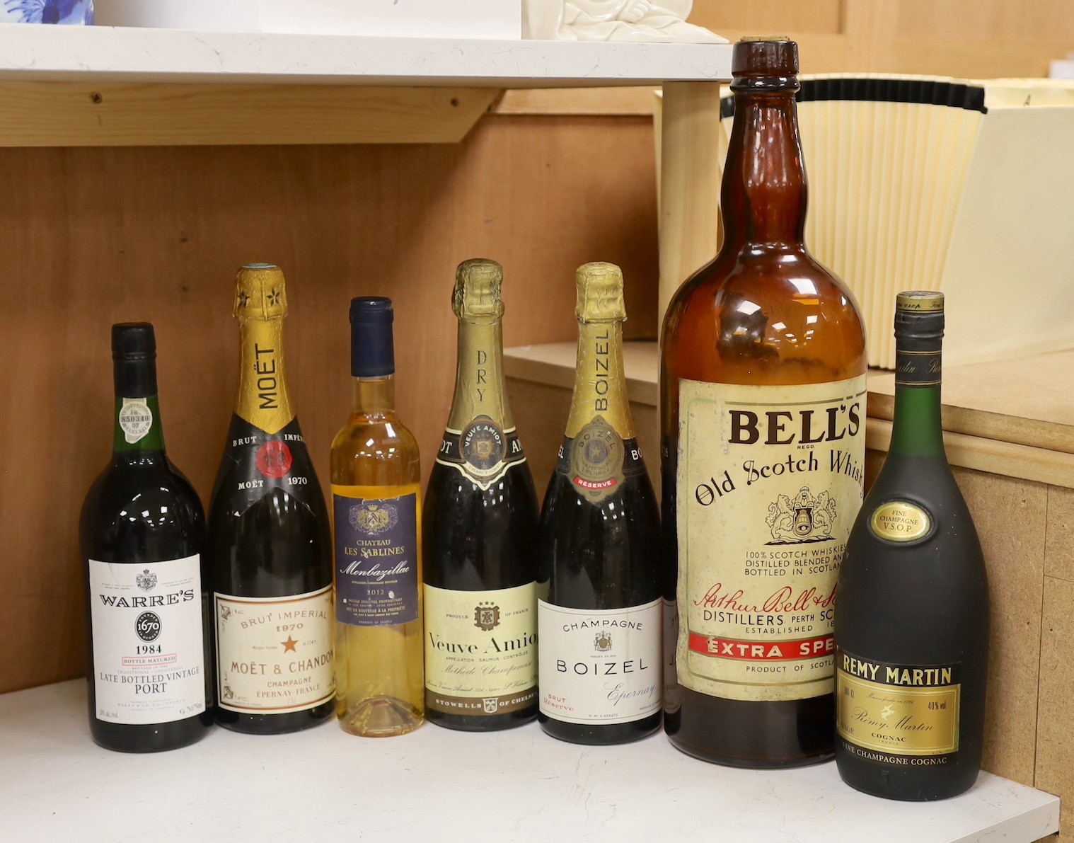 Various bottles of champagne, wine and brandy including a 1984 Warre's vintage port and a 1970 Moet & Chandon (7)